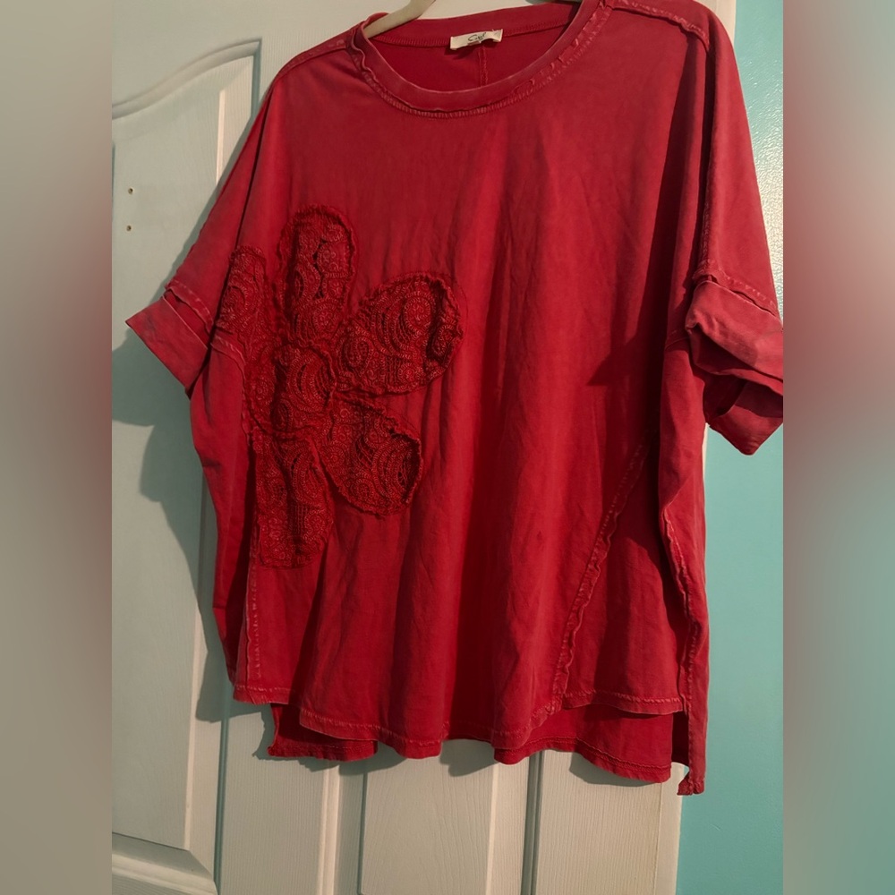 EUC Easel red top size small oversized